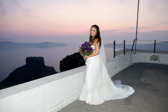 bride-in-santorini