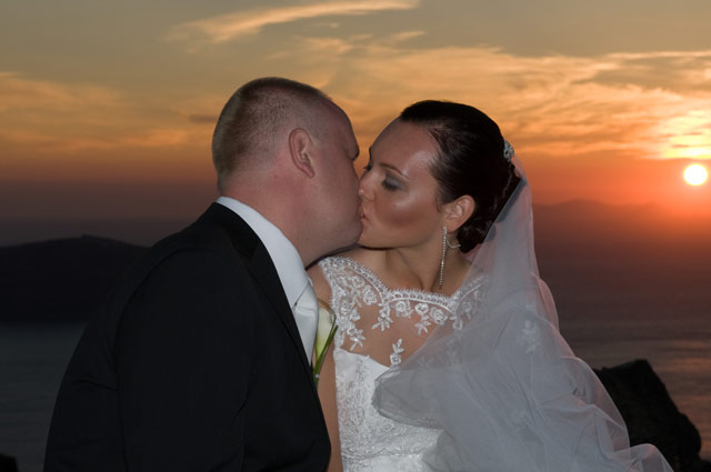 bride groom kiss