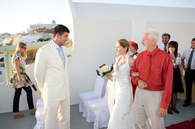 groom-admiring-bride