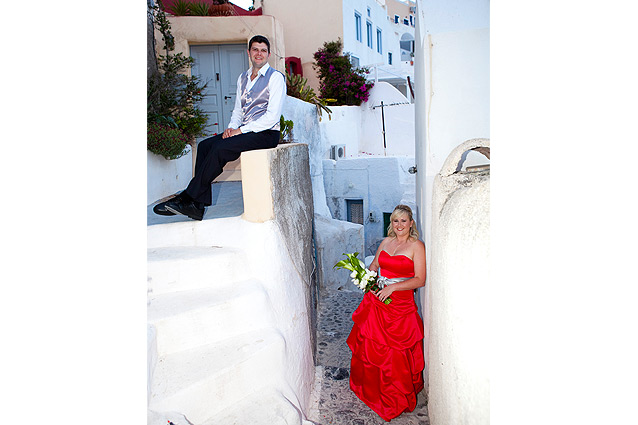 couple at oia narrow roads