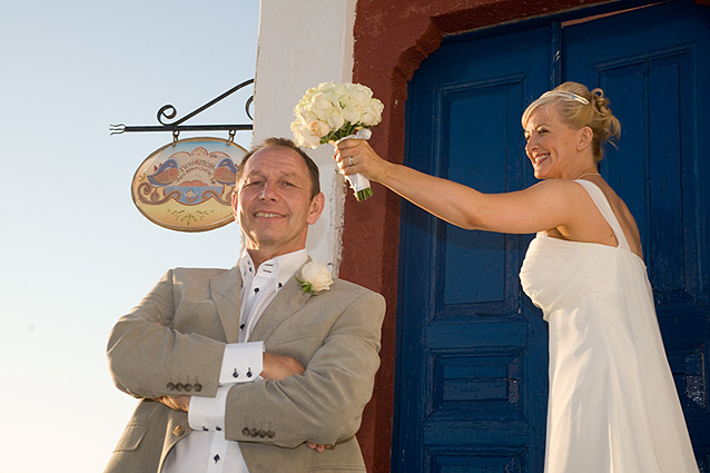 newlyweds in santorini