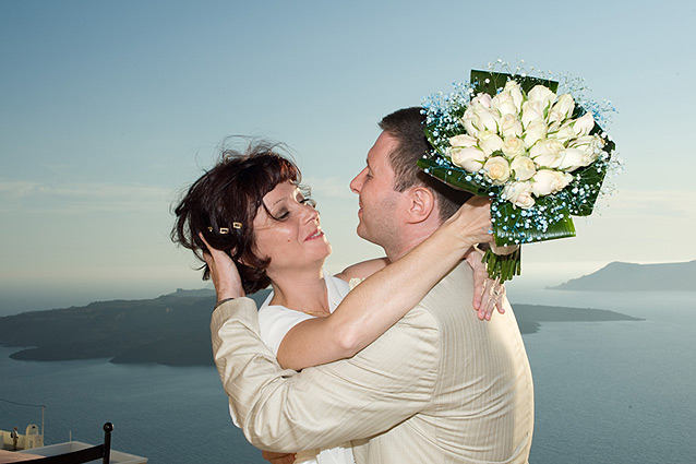 newlyweds-santorini