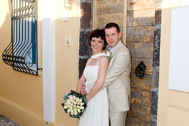 newlyweds-in-santorini