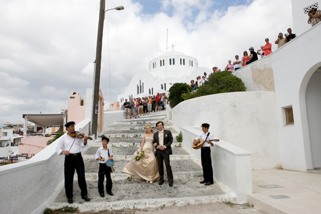 newlyweds in santorini